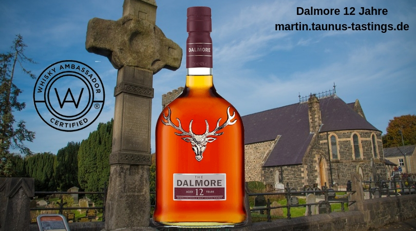 Eine Flasche Dalmore 12 Jahre, im Hintergrund ein keltisches Kreuz