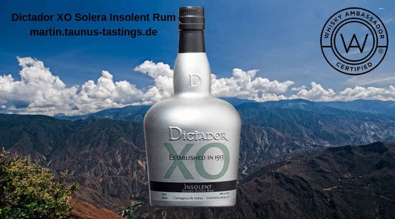 Eine Flasche Dictador XO Solera Insolent Rum, im Hintergrund Berge in Kolumbien