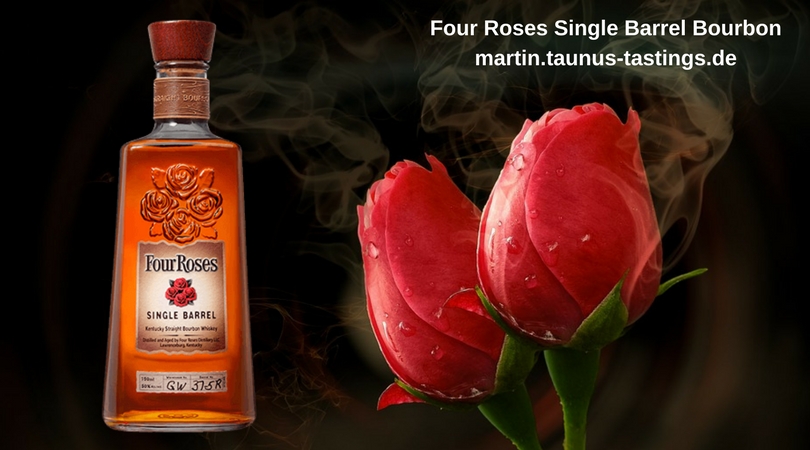 Eine Flasche Four Roses Single Barrel Bourbon, im Hintergrund Rosen
