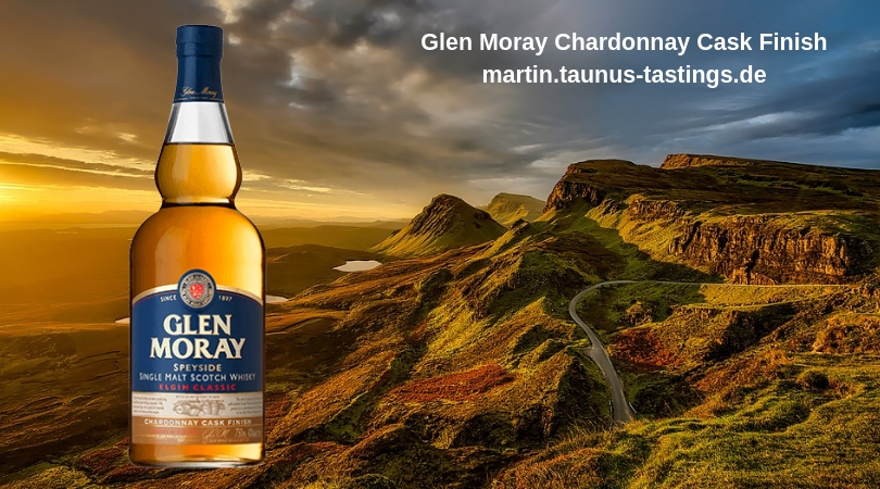 Eine Flasche Glen Moray Chardonay Cask Finish, im Hintergrund eine Landschaft in den schottischen Highlands