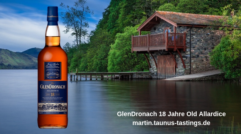 Eine Flasche GlenDronach 18 Jahre Allardice, im Hintergrund ein See in Schottland