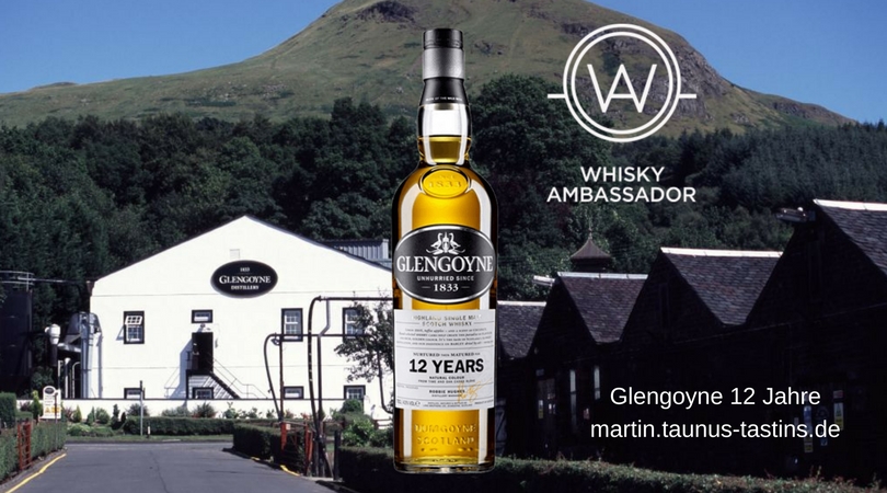 Eine Flasche Glengoyne 12 Jahre, im Hintergrund Gebäude der Brennerei