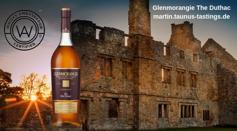 Eine Flasche Glenmorangie The Duthac, im Hintergrund eine Ruine in Schottland