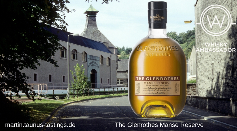 Eine Flasche The Glenrothes Manse Reserve, im Hintergrund Gebäude der Brennerei