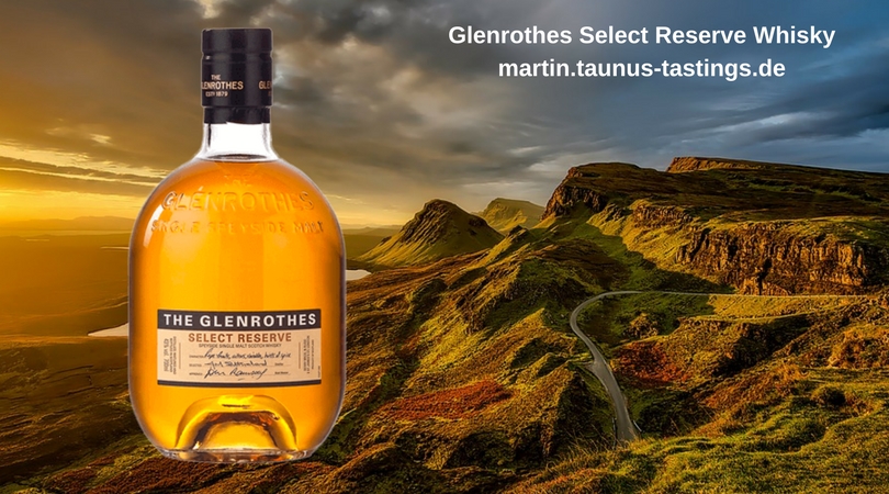 Eine Flasche The Glenrothes Select Reserve Whisky, im Hintergrund eine Landschaft in Schottland