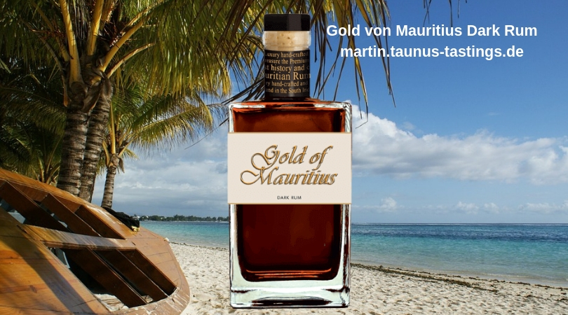 Eine Flasche Gold of Mauritius Dark Rum, im Hintergrund ein Strand auf Mauritius