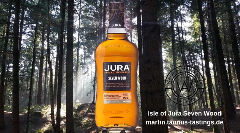 Eine Flasche Jura Seven Wood. im Hintergrund ein Wald auf der Isle of Jura