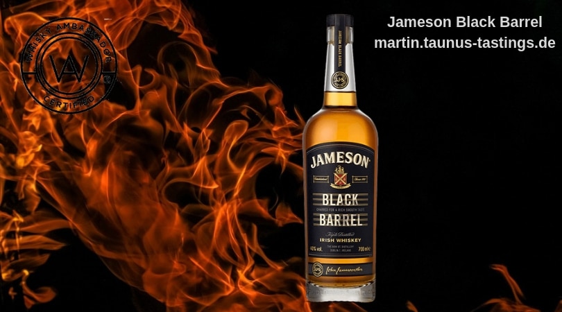 Eine Flasche Jameson Black Barrel, im Hintergrund Flammen