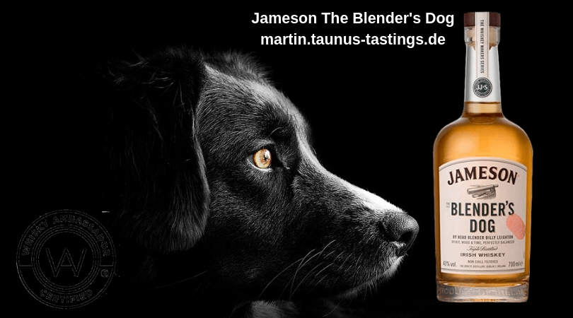 Eine Flasche Jameson The Blender's Dog, im Hintergrund ein Hund