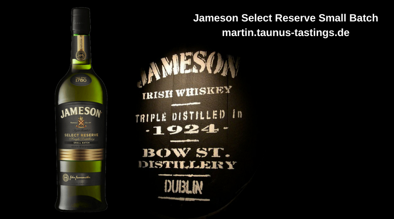 Eine Flasche Jameson Select Reserve, im Hintergrund ein beschrifteter Fassdeckel vom Jameson