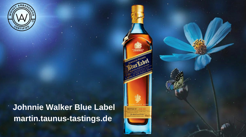 Eine Flasche Johnnie Walker Blue Label, im Hintergrund eine blaue Blume und ein  Schmetterling