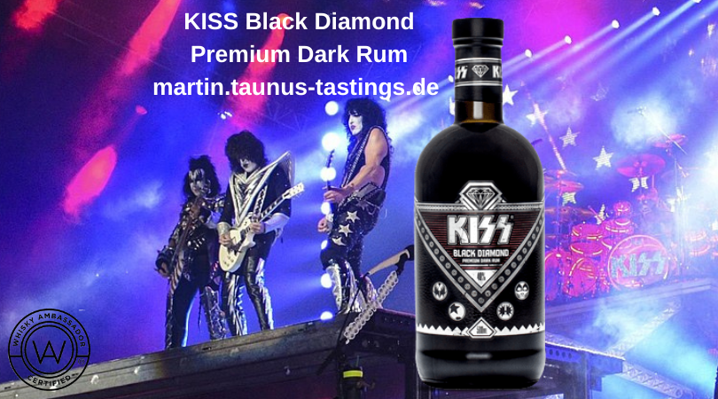 Eine Flasche KISS Black Diamond Premium Dark Rum, Im Hintergrund ein Auftritt der Gruppe KISS