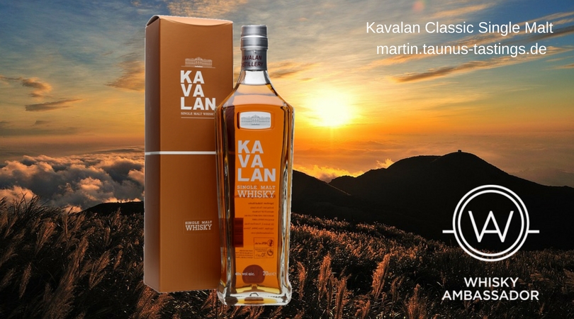 Eine Flasche Kavalan Classic, im Hintergrund eine Landschaft in Taiwan