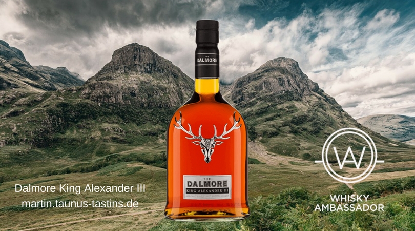 Eine Flasche Dalmore King Alexander III, im Hintergrund eine Landschaft in den Highlands
