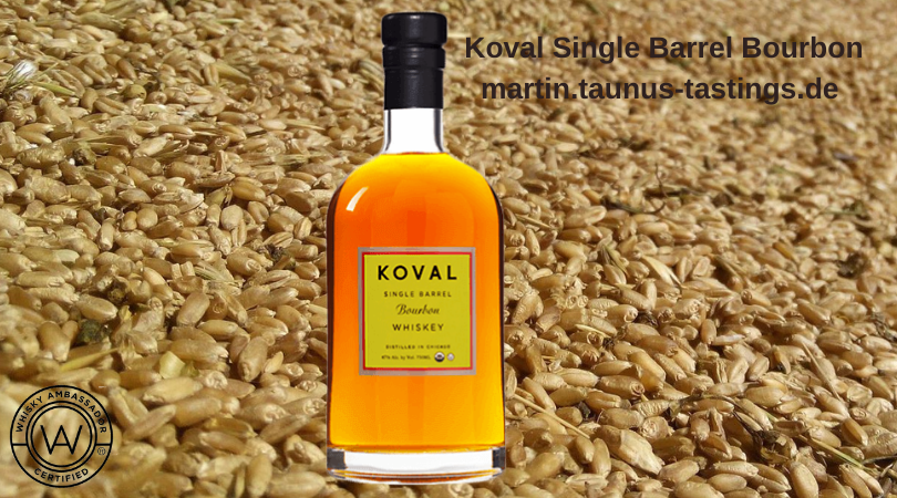 Eine Flasche Koval Single Barrel Bourbon, im Hintergrund Hirse-Körner