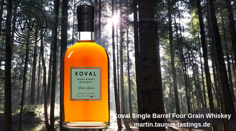 Eine Flasche Koval Single Barrel Four Grain Whiskey, im Hintergrund Wald