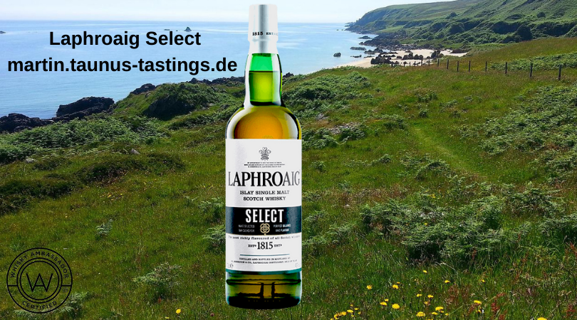 Eine Flasche Laphroaig Select, im Hintergrund eine Landschaft auf Islay