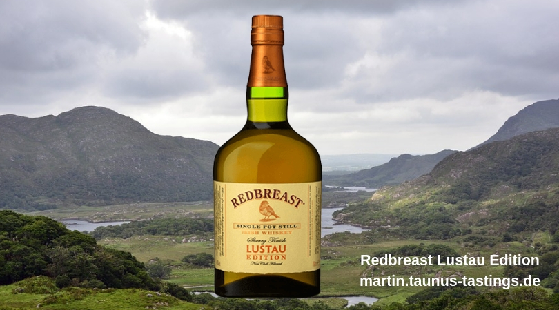 Eine Flasche Redbreast Lustau Edition, im Hintergrund eine Landschaft in Irland