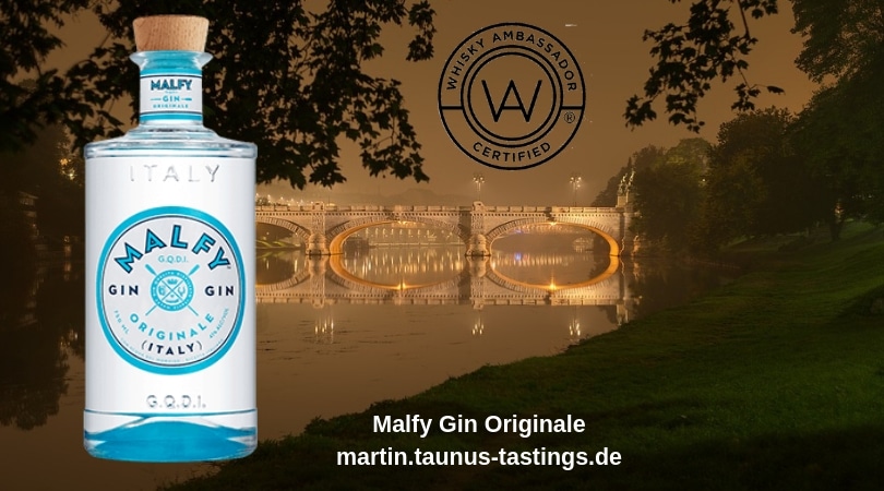 Eine Flasche Malfy Gin Originale, im Hintergrund eine Brücke in Italien