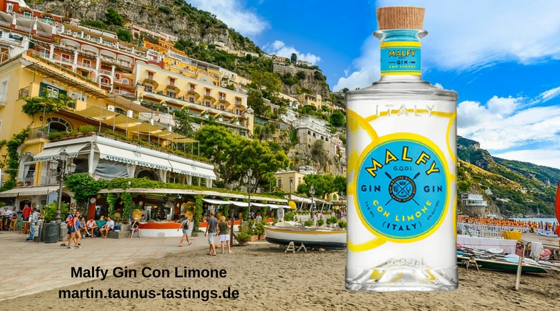 Eine Flasche Malfy Gin con Limone, im Hintergrund die Amalfy Küste