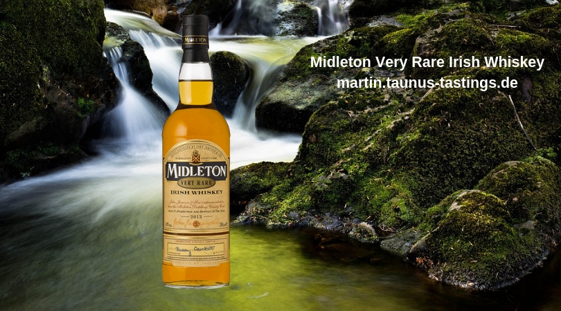 Eine Flasche Midleton Very Rare Irish Whiskey, im Hintergrund ein Wasserlauf in Irland