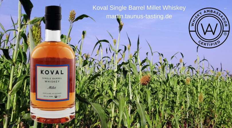 Eine Flasche Koval Single Barrel Millet Whiskey, im Hintergrund ein Hirsefeld