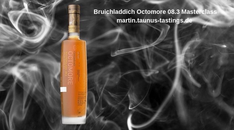 Eine Flasche Bruichladdich Octomore 08.3 Masterclass, im Hintergrund Rauch