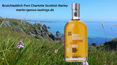 Eine Flasche Port Charlotte Scottish Barley, im Hintergrund die Küste von Islay