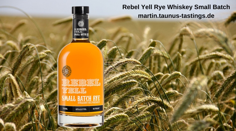 Eine Flasche Rebel Yell Rye Whiskey, im Hintergrund ein  Roggenfeld