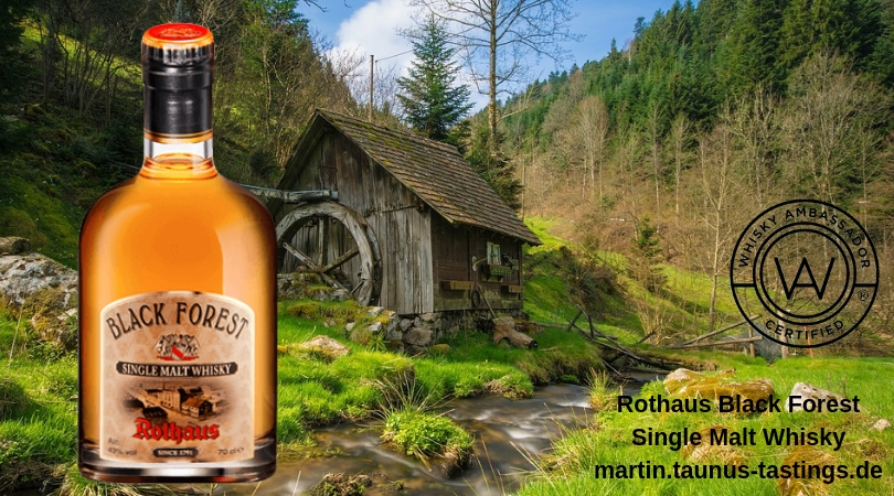 Eine Flasche Rothaus Black Forest Single Malt Whisky, im Hintergrund eine Ladschaft im Schwarzwald