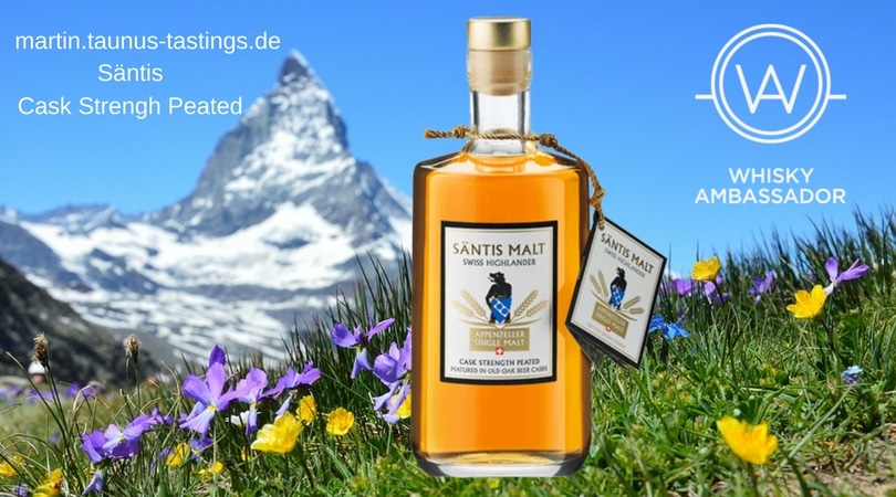 Eine Flasche Säntis Cask Strength Peated, im Hintergrund Berge in der Schweiz