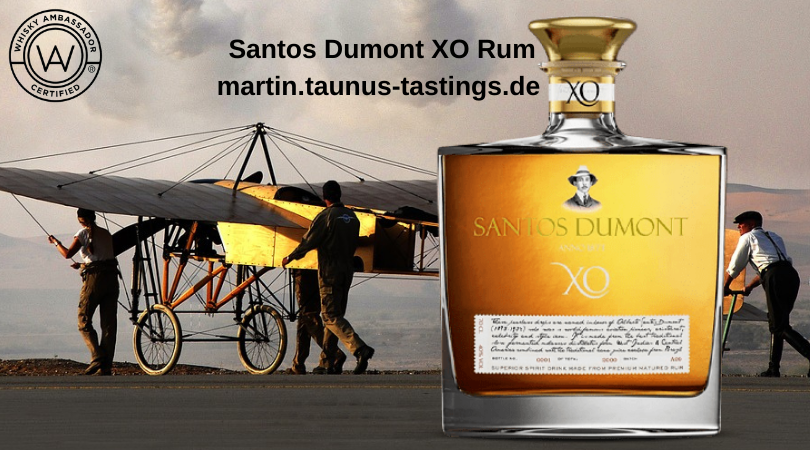Eine Flasche Santos Dumont XO Rum, im Hintergrund ein altes Flugzeug