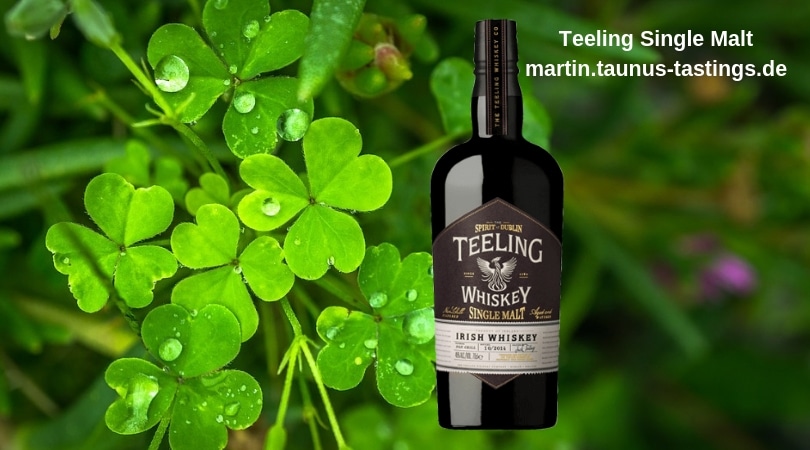 Eine Flasche Teeling Single Malt, im Hintergrund Kleeblätter