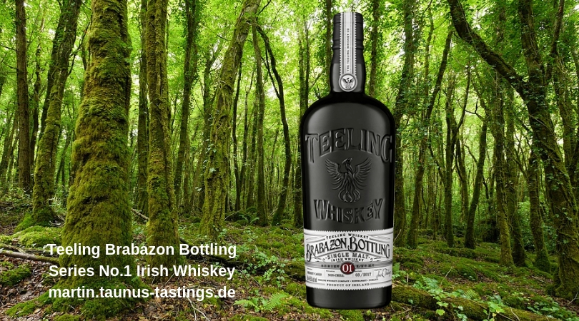 Eine Flasche Teeling Brabazon Bottling Series No.1, im Hintergrund ein Wald in Irland