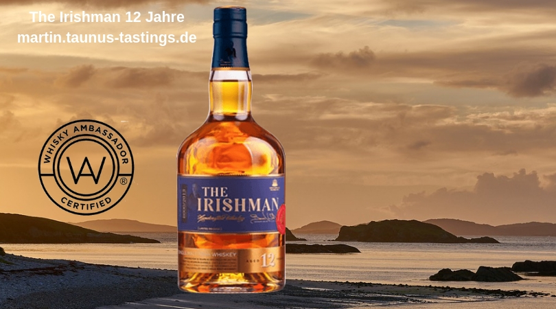 Eine Flasche The Irishman 12 Jahre, im Hintergrund die Küste Irlands