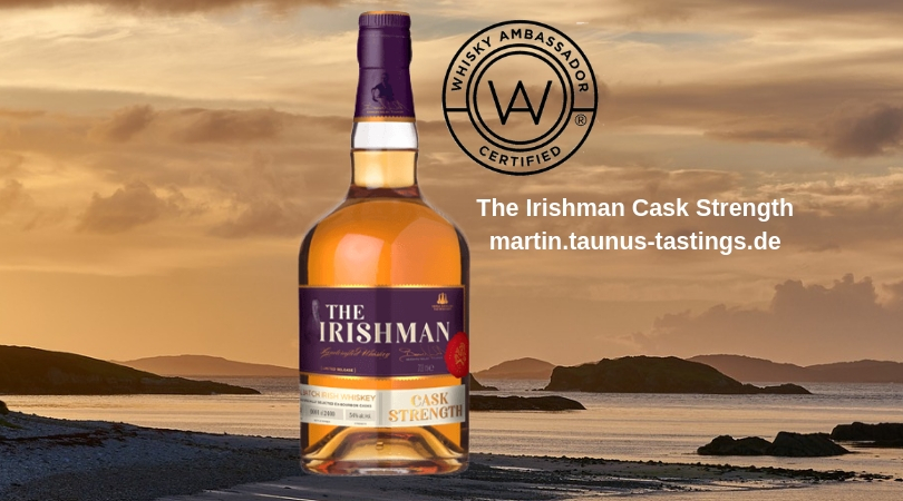 Eine Flasche The Irishman Cask Strength, im Hintergrund die Küste Irlands