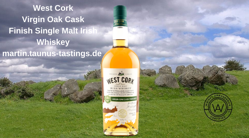 Eine Flasche West Cork Virgin Oak Cask Finish Single Malt Irish Whiskey, im Hintergrund eine irische Kultstätte