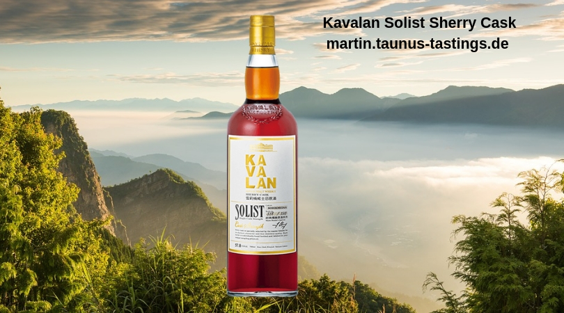 Eine Flasche Kavalan Solist Sherry Cask, im Hintergrund eine Landschaft in Taiwan