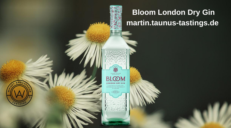 Eine Flasche Bloom London Dry Gin, im Hintergrund Kamille