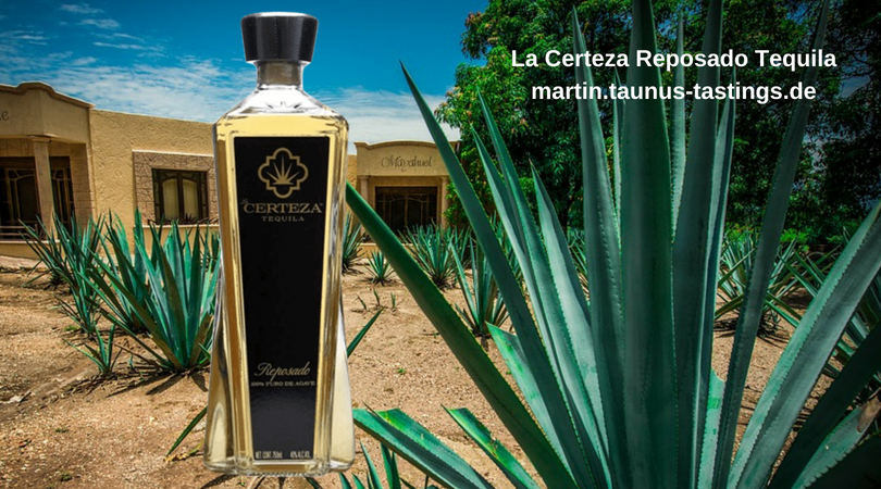 Eine Flasche La Certeza Reposado Tequila, im Hintergrund eine Hazienta in Mexico