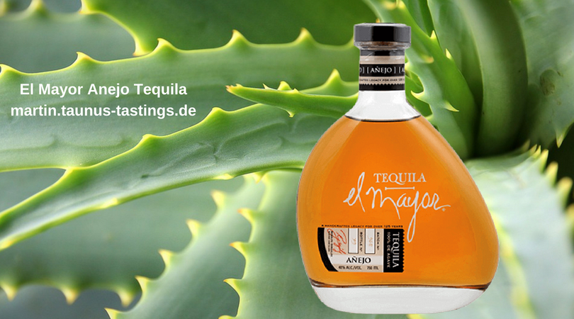 Eine Flasche El Mayor Anejo Tequila, im Hintergrund eine Agaven-Pflanze