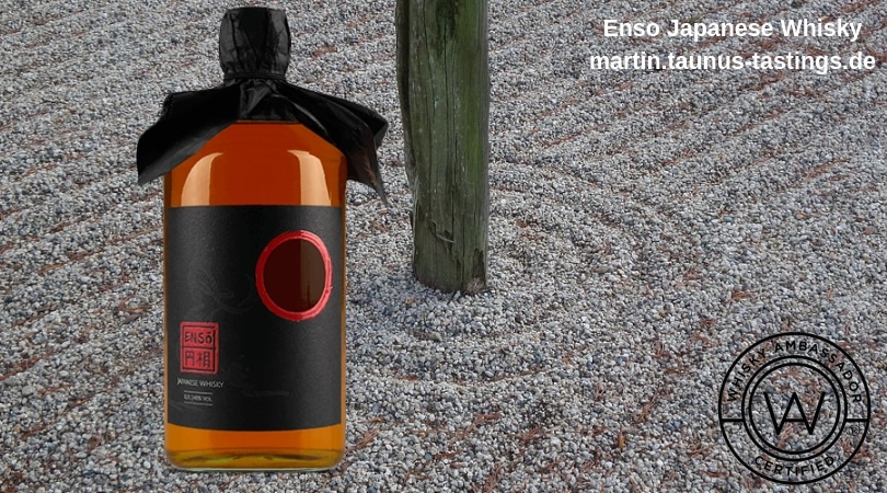 Eine Flasche Enso Japanese Whisky, im Hintergrund ein ZEN-Garten