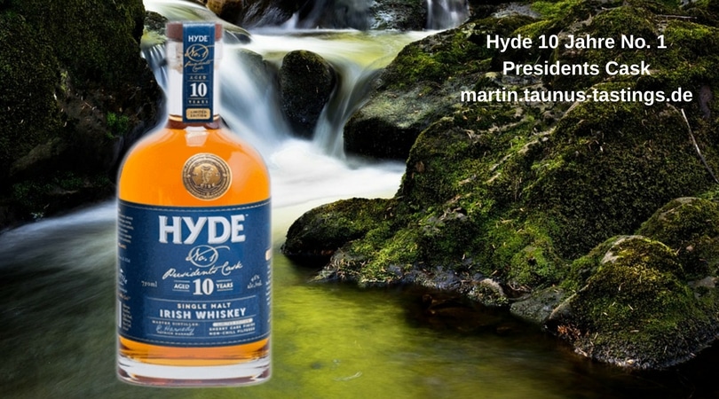 Eine Flasche Hyde 10 Jahre No. 1 Presidents Cask, im Hintergrund ein Bachlauf in Irland