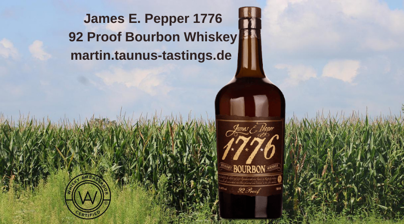 Eine Flasche James E. Pepper 1776 92 Proof Bourbon Whiskey, im Hintergrund ein Maisfeld in Indiana