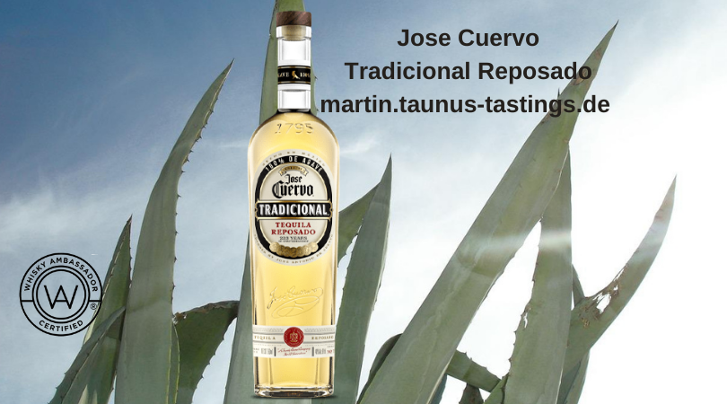 Eine Flasche Jose Cuervo Tradicional Reposado, im Hintergrund eine Agave
