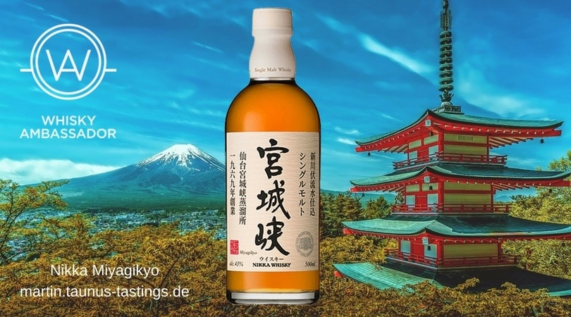 Eine Flasche Nikka Miyagikyo, im Hintergrund eine Pagode in Japan