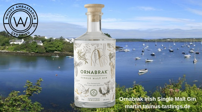 Eine Flasche Ornabrak Irish Single Malt Gin, im Hintergrund die Küste Irlands