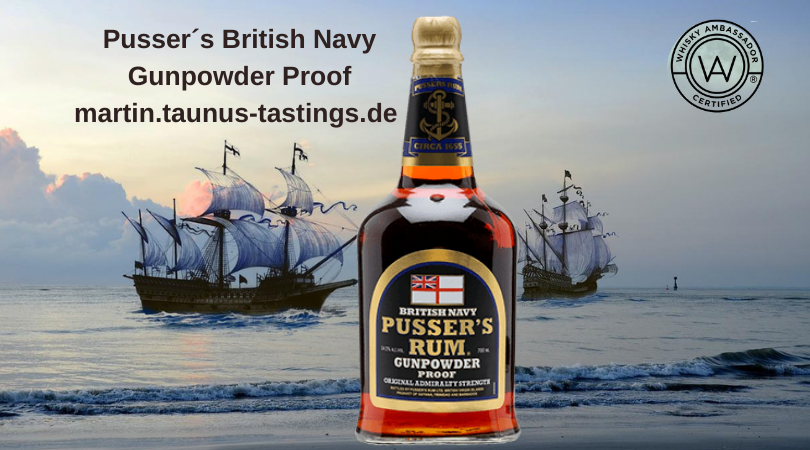 Eine Flasche Pusser´s British Navy Gunpowder Proof, im Hintergrund zwei alte Segelschiffe
