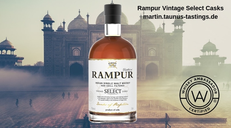 Eine Flasche Rampur Vintage Select Casks, im Hintergrund ein Palast in Indien