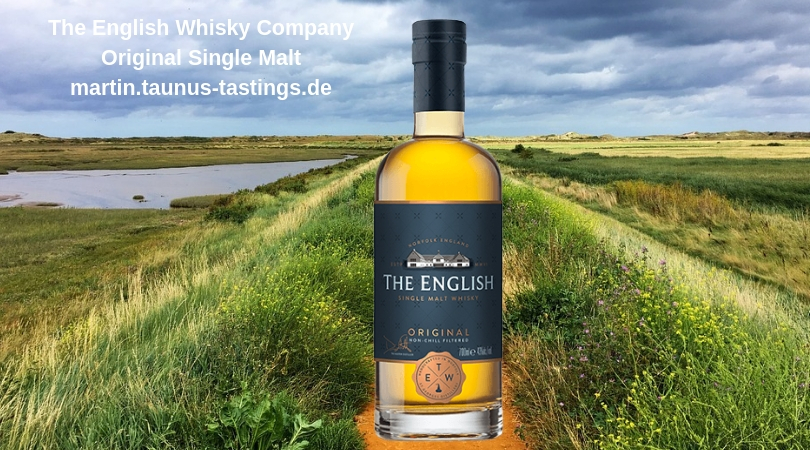 Eine Flasche The English Whisky Company Original Single Malt, im Hintergrund eine Landschaft in England